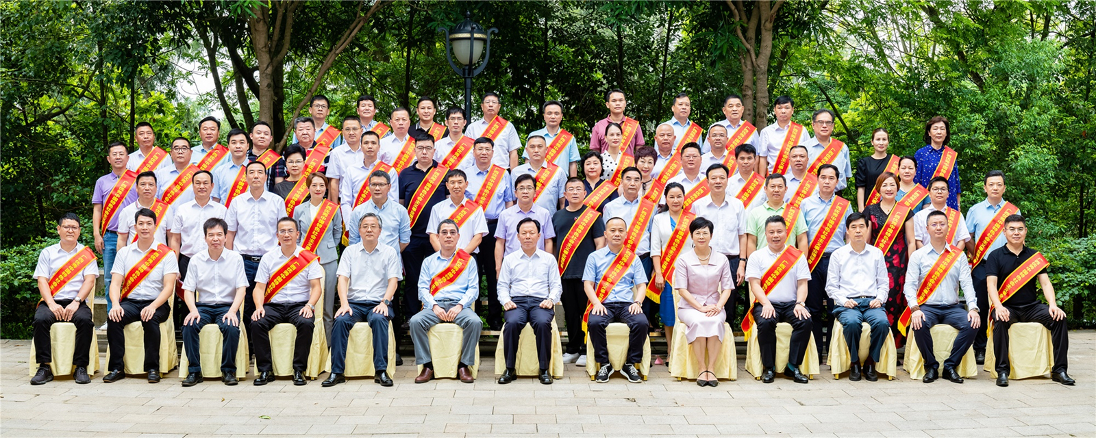 第五届广西非公有制经济人士优秀中国特色社会主义事业建设者表彰大会合影_副本.jpg
