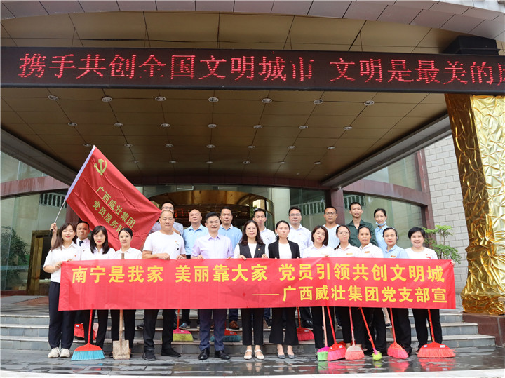 “铂丽菲组”劳动后合影.jpg