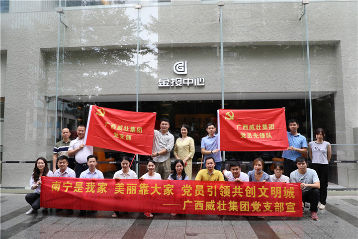 “金投中心组”劳动后合影.jpg