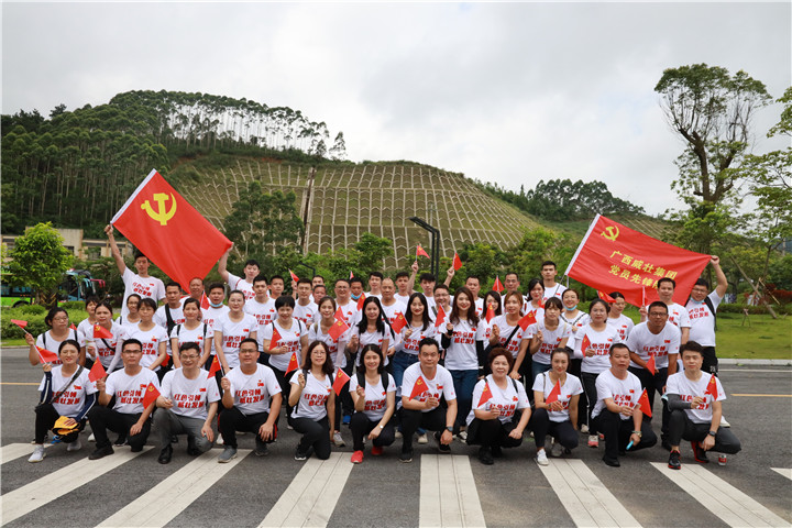 党支部全体成员在昆仑关爱国主义教育基地合影.jpg