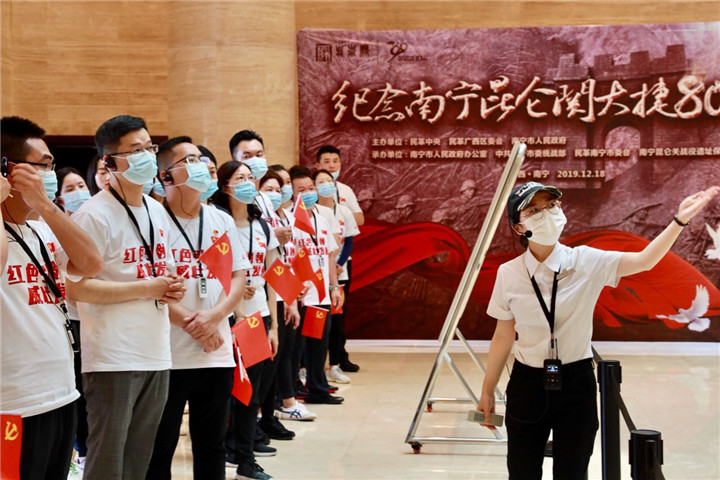 讲解员为党员们简述昆仑关战役过程和战役作用地位.jpg