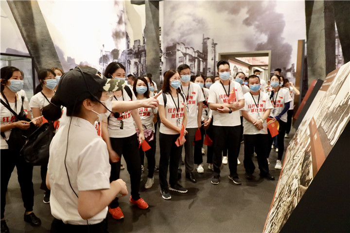 讲解员带领全体成员参观昆仑关战役主题展厅.jpg
