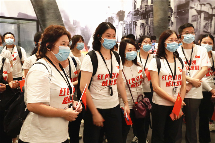 讲解员带领全体成员参观主题展厅 (1).jpg