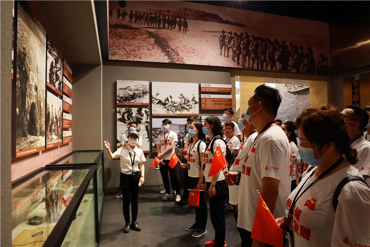 讲解员带领全体成员参观主题展厅 (2).jpg