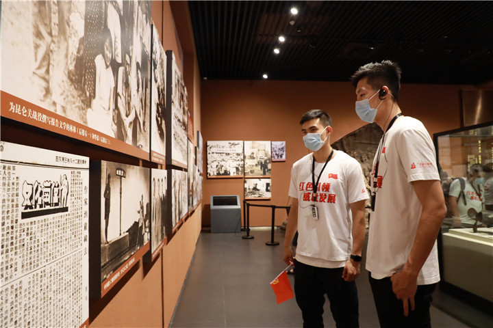 党支部成员认真观看参观抗战时期文化宣传为主题的展区.jpg