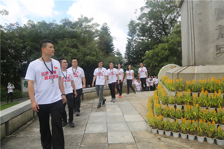 全体党员环绕纪念塔瞻仰革命烈士.jpg