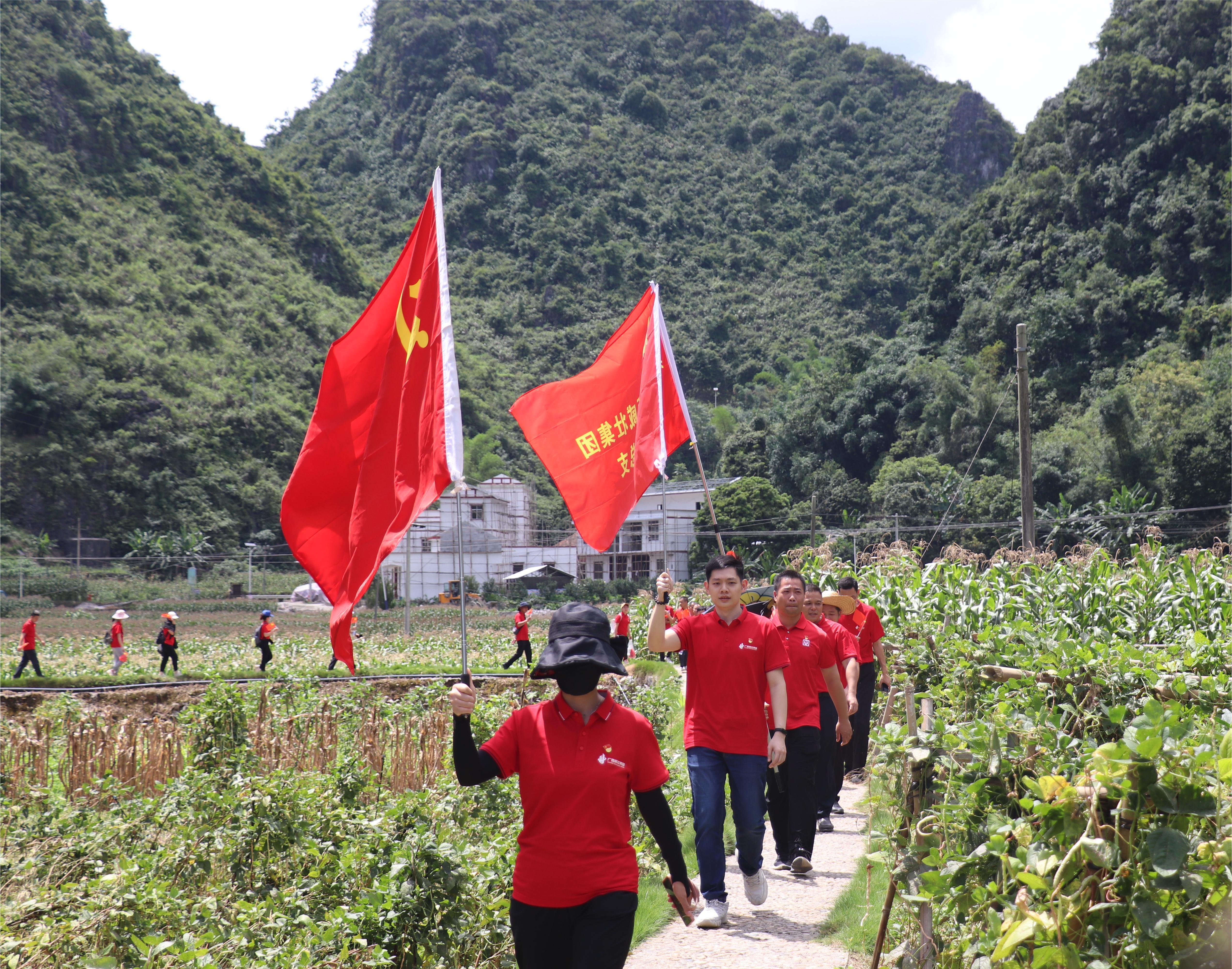 3党员们行将军步道上前行.JPG